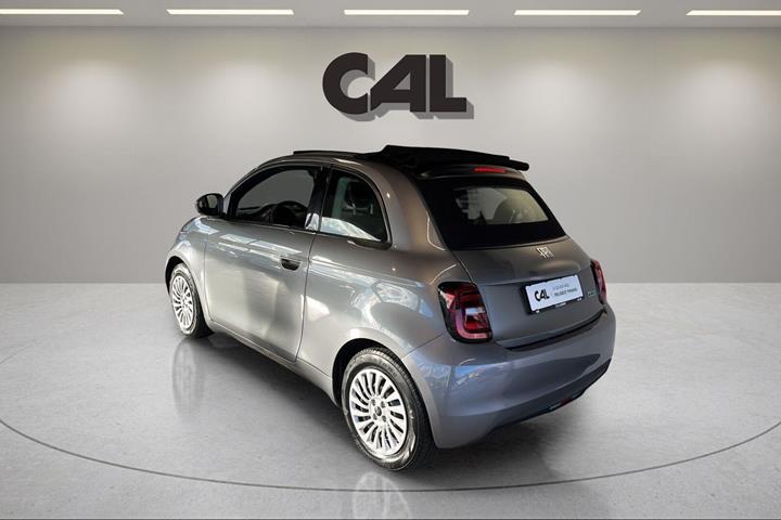 Grå Fiat 500e fra 2023