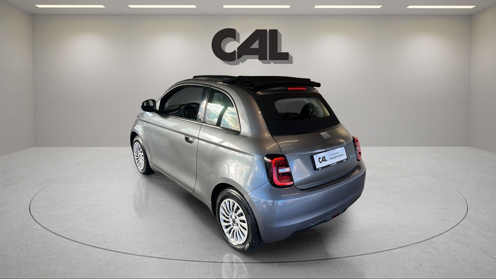 Grå Fiat 500e fra 2023