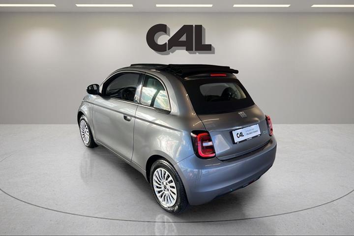 Grå Fiat 500e fra 2023