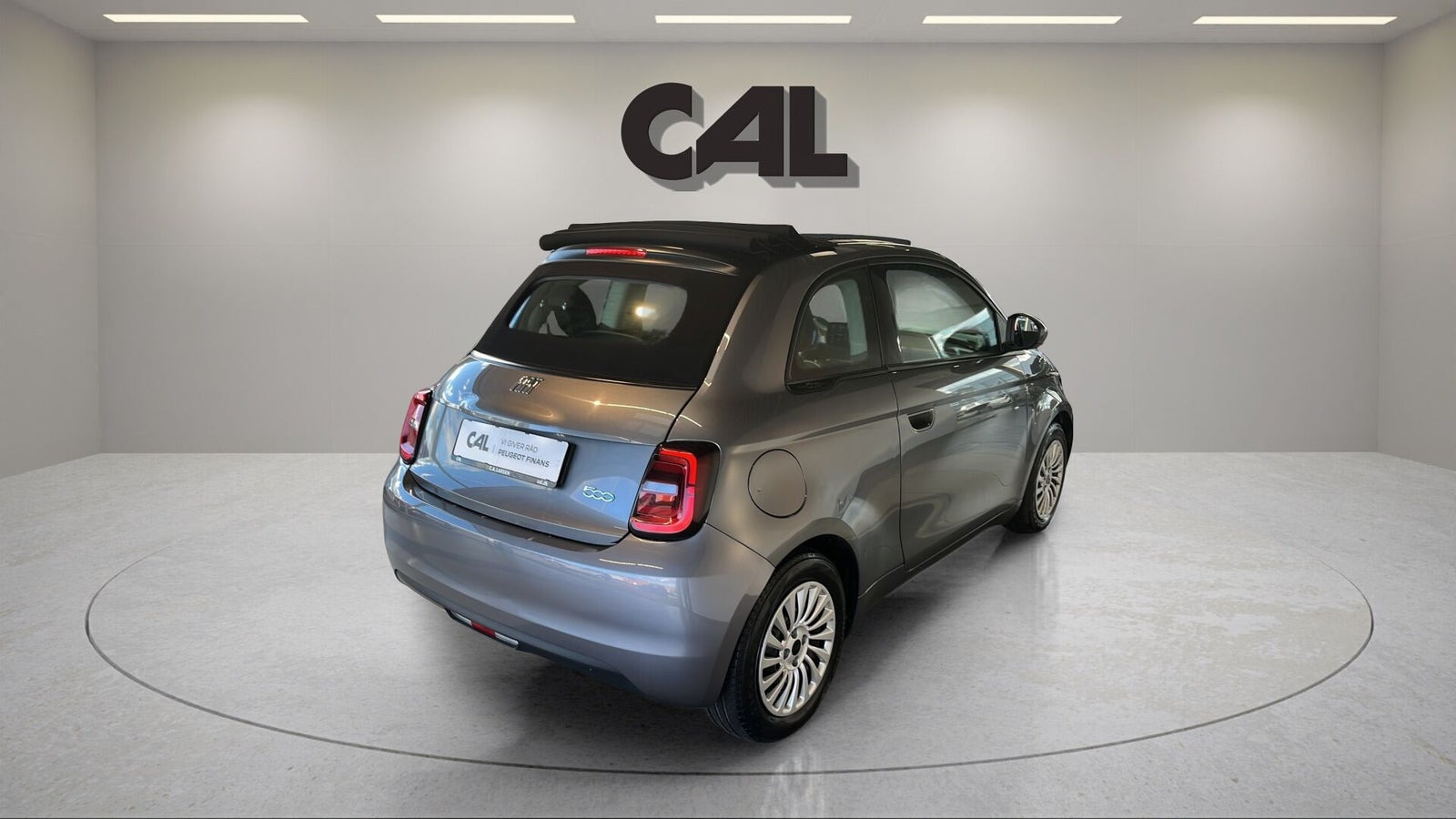 Grå Fiat 500e fra 2023
