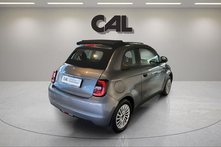 Grå Fiat 500e fra 2023