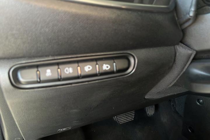 Grå Fiat 500e fra 2023