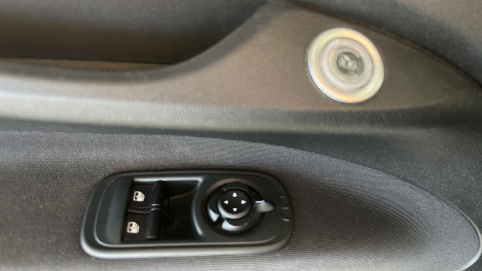 Grå Fiat 500e fra 2023