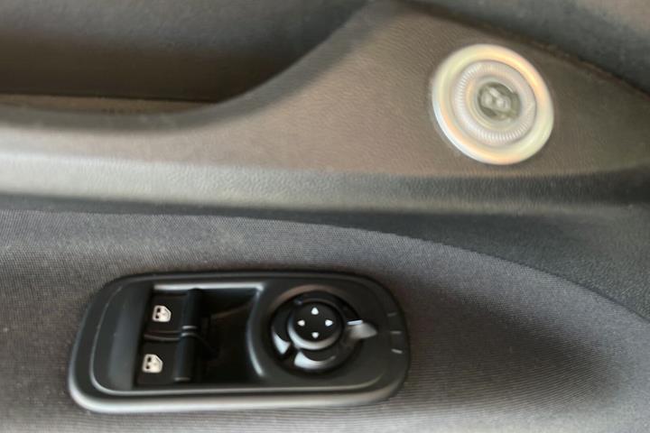 Grå Fiat 500e fra 2023