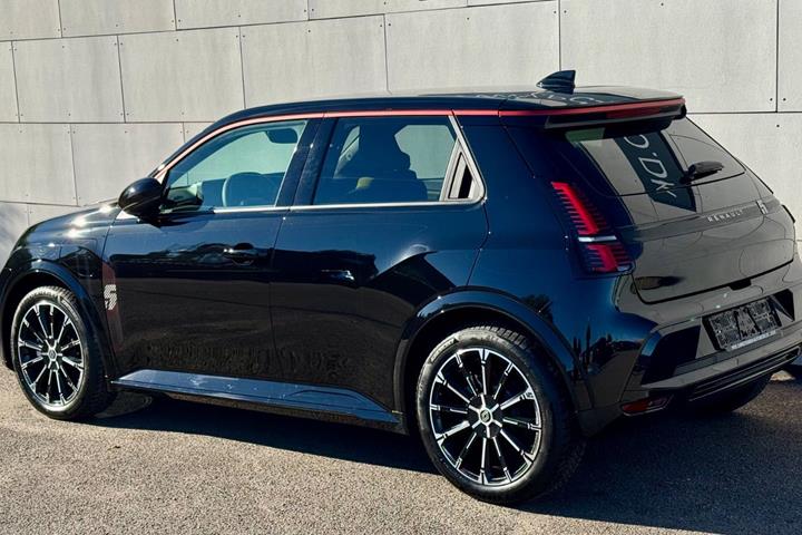 Sort Renault 5 E-Tech fra 2026
