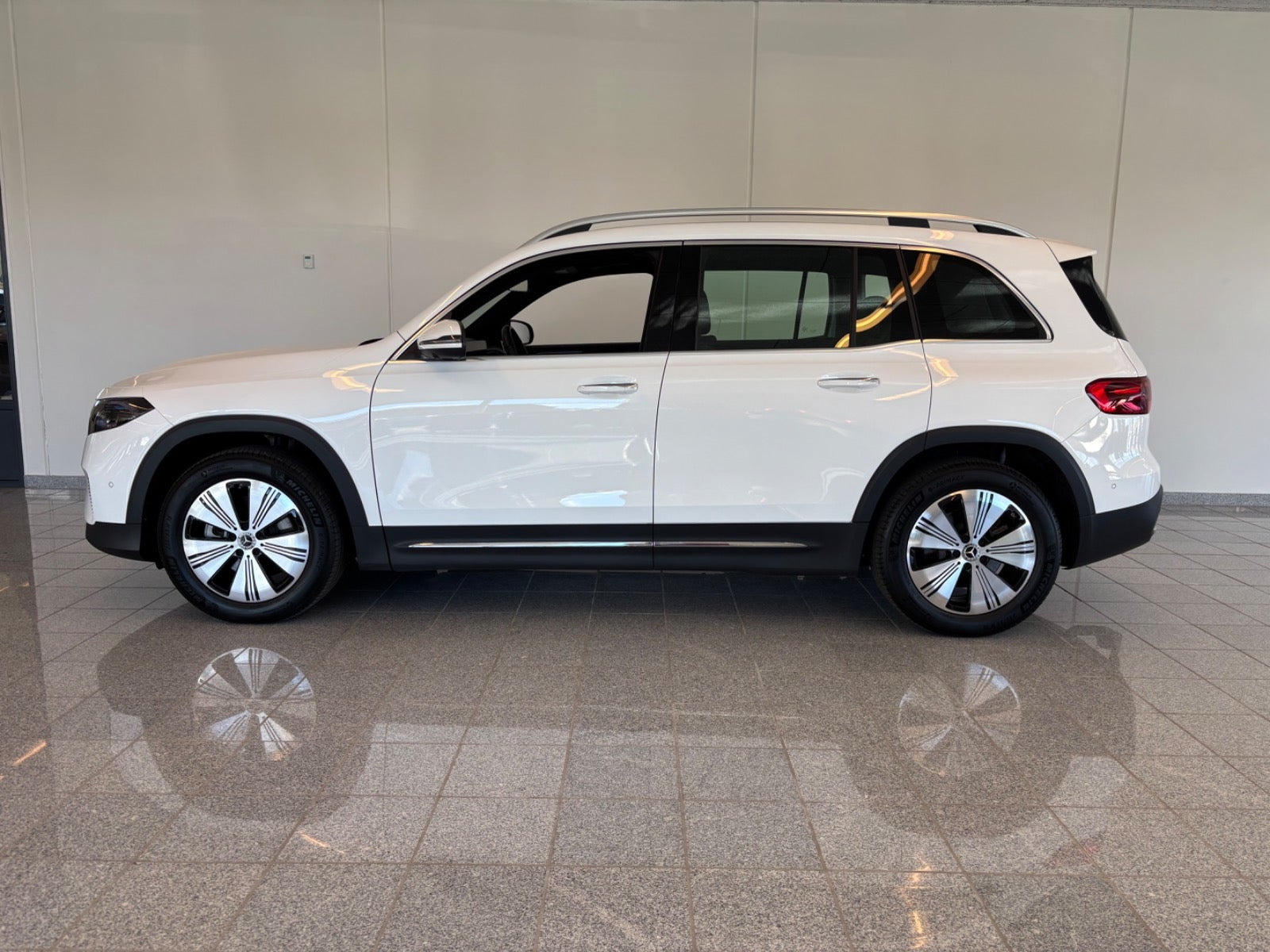 Hvid Mercedes EQB300 fra 2025