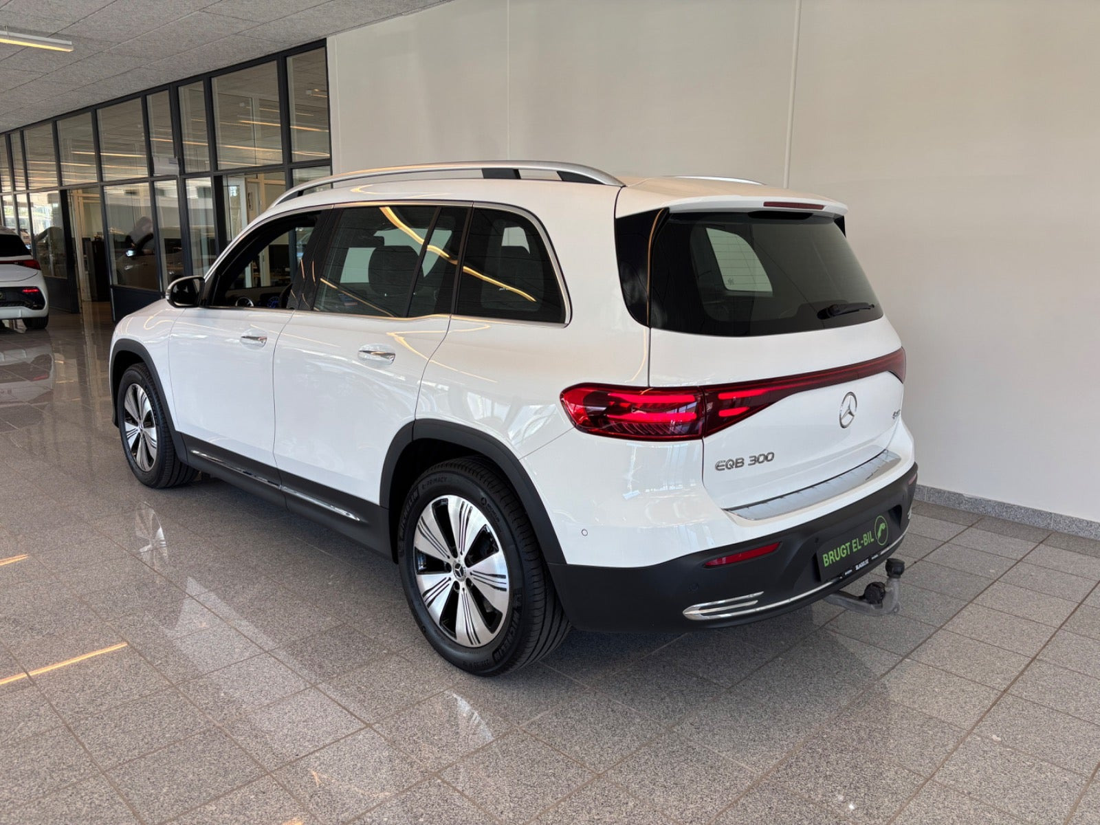 Hvid Mercedes EQB300 fra 2025