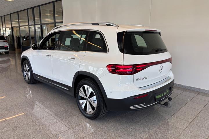Hvid Mercedes EQB300 fra 2025