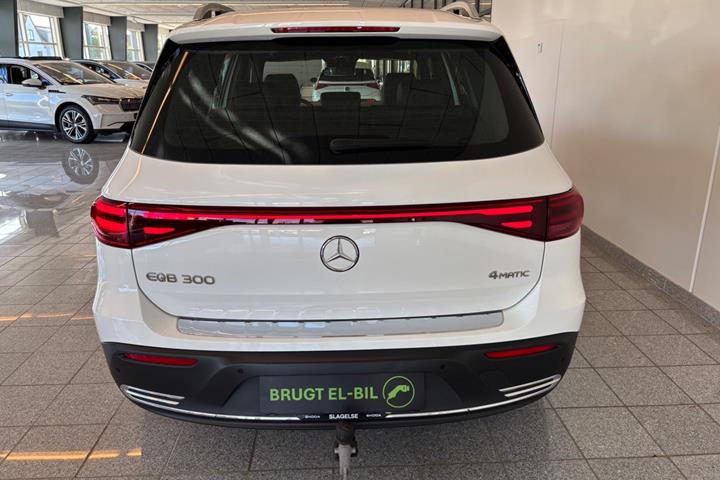 Hvid Mercedes EQB300 fra 2025
