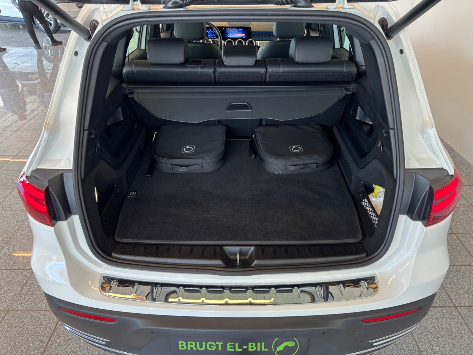 Hvid Mercedes EQB300 fra 2025