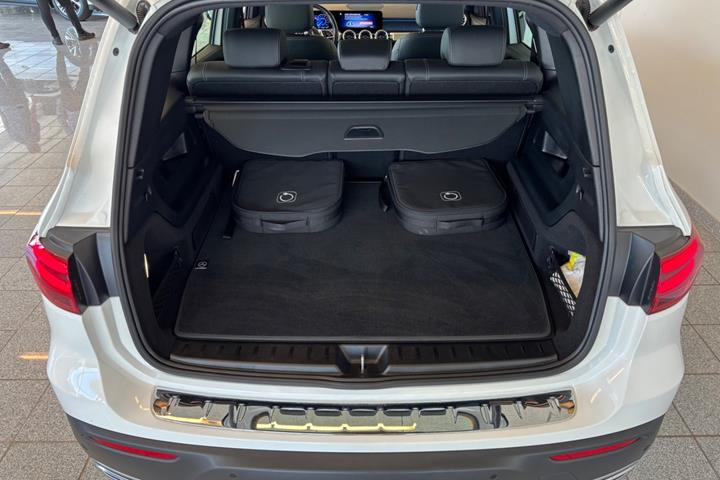 Hvid Mercedes EQB300 fra 2025