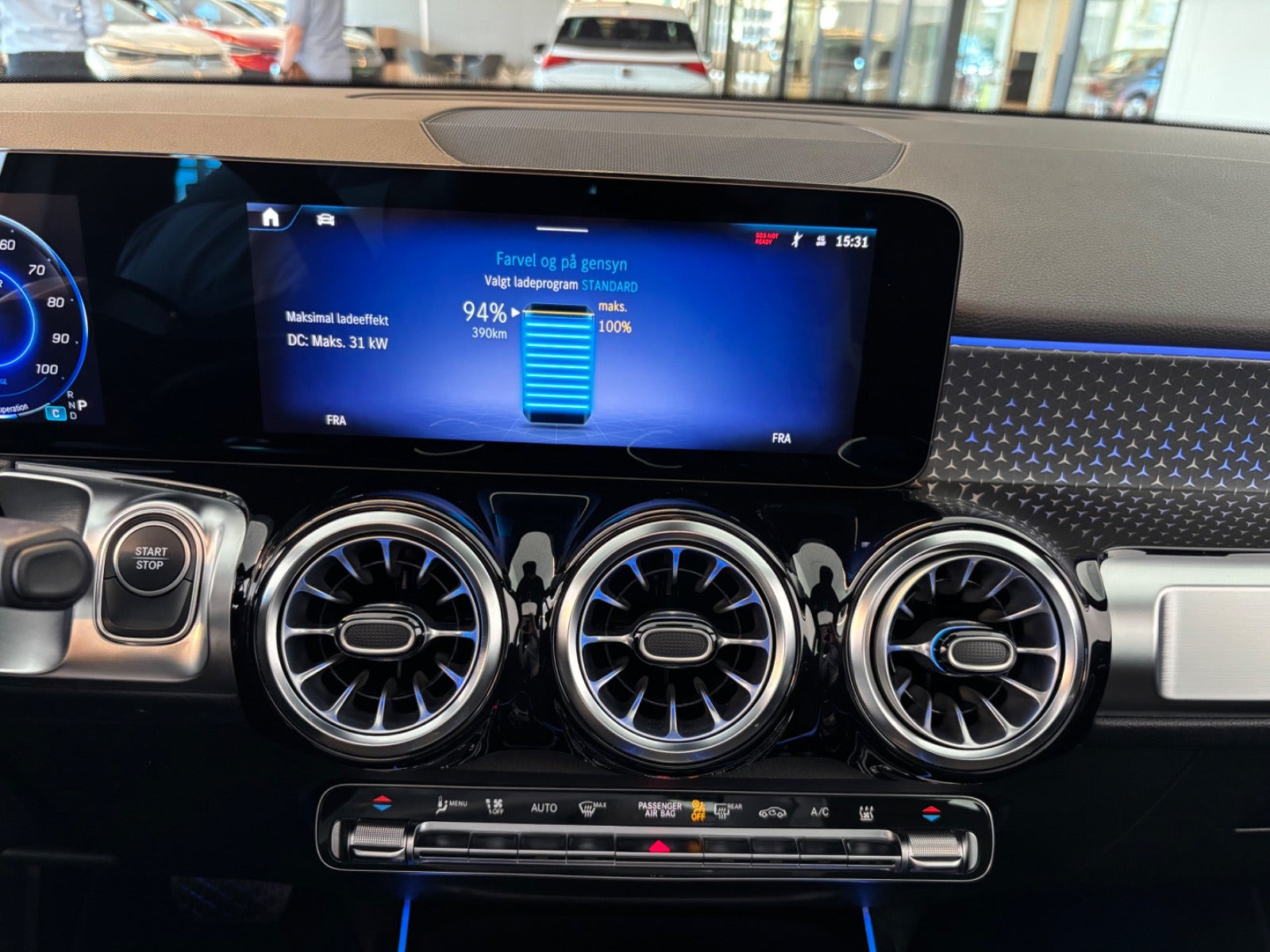 Hvid Mercedes EQB300 fra 2025