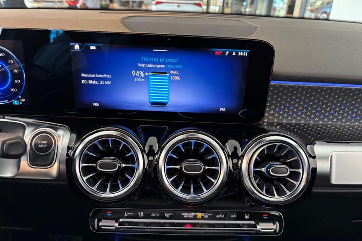 Hvid Mercedes EQB300 fra 2025