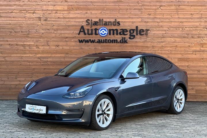 Grå Tesla Model 3 fra 2022