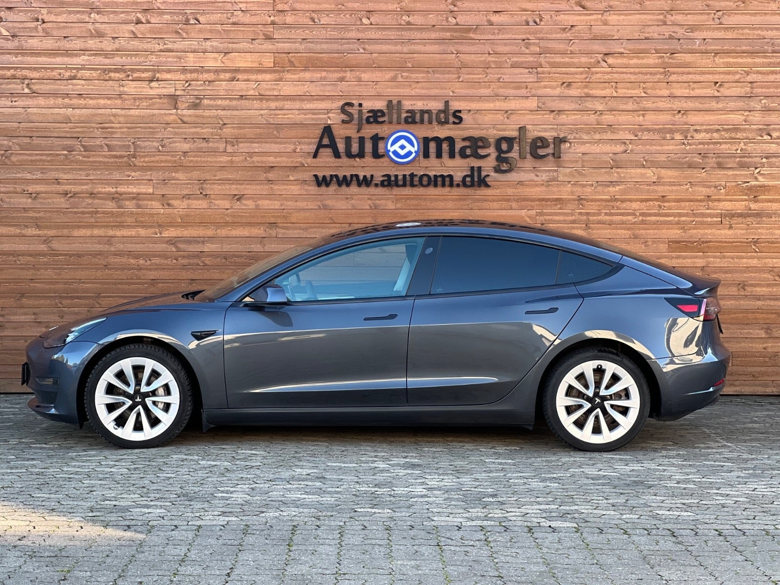 Grå Tesla Model 3 fra 2022