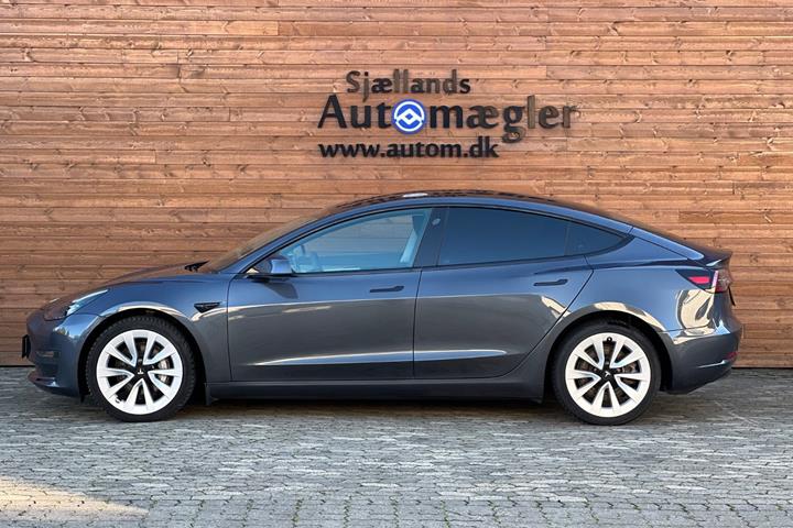 Grå Tesla Model 3 fra 2022