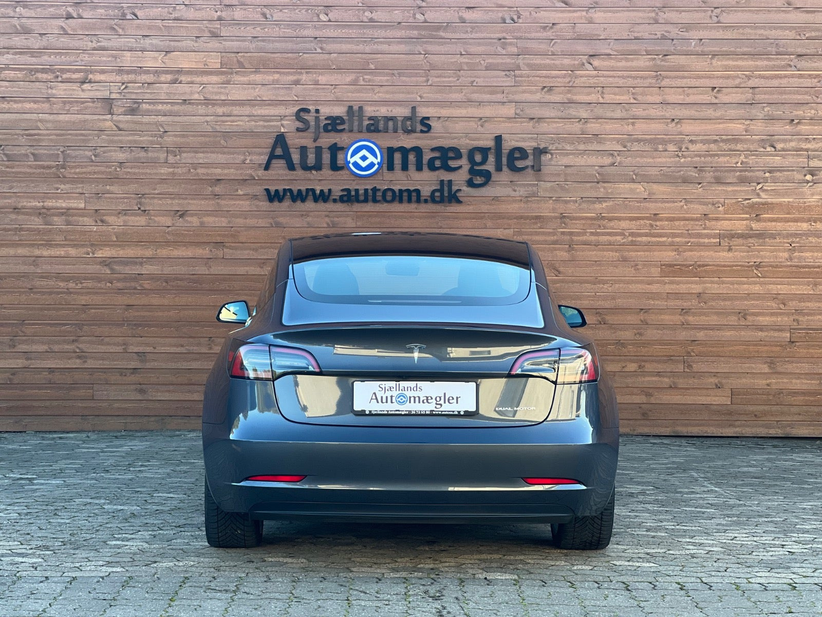 Grå Tesla Model 3 fra 2022