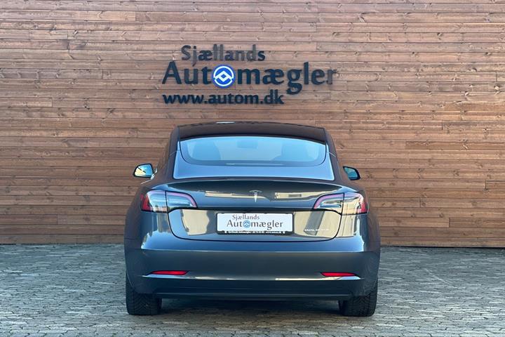 Grå Tesla Model 3 fra 2022