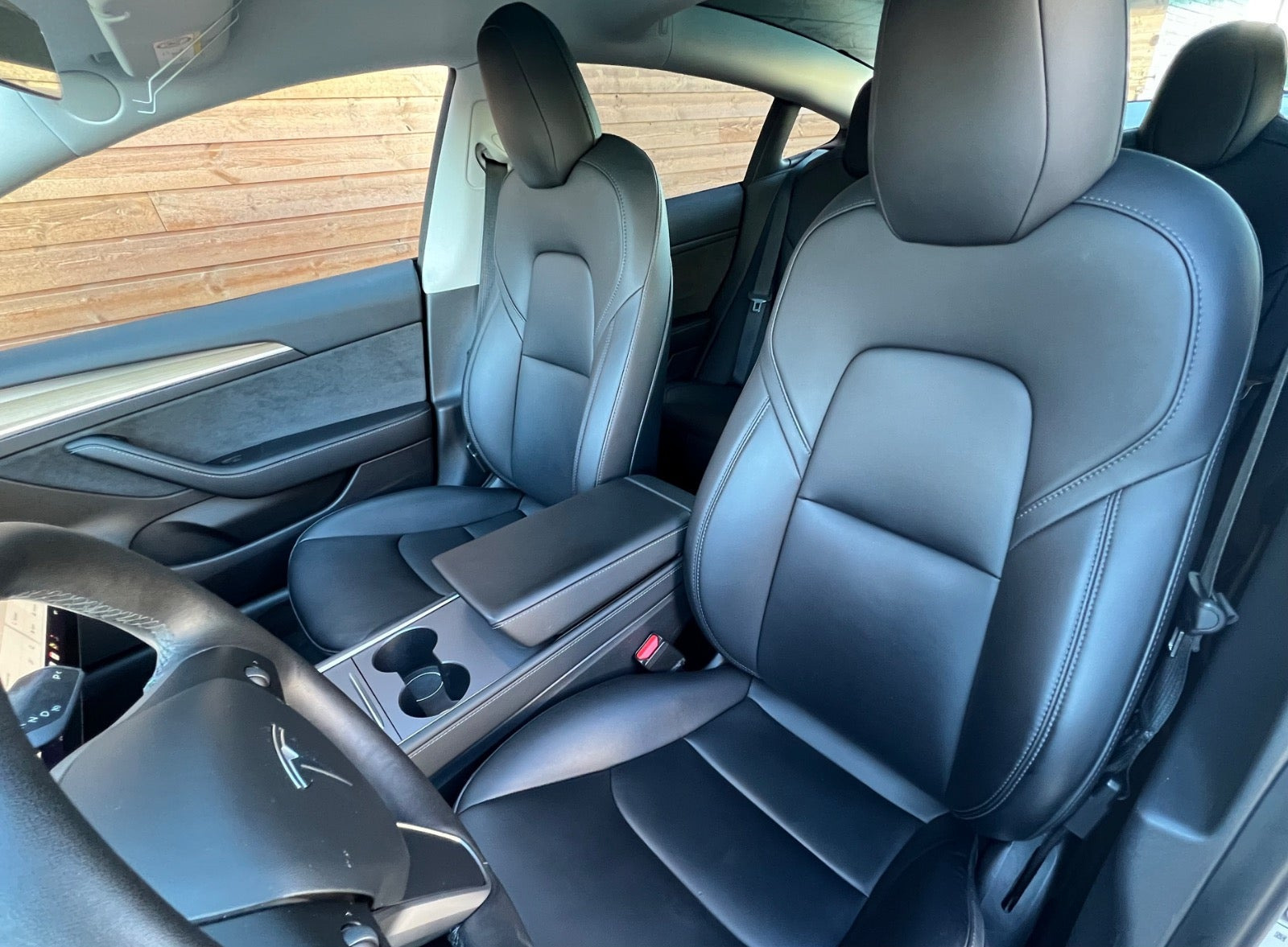 Grå Tesla Model 3 fra 2022