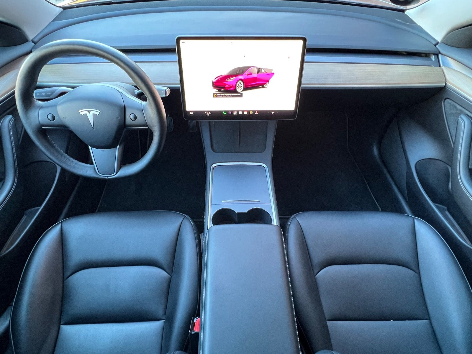 Grå Tesla Model 3 fra 2022