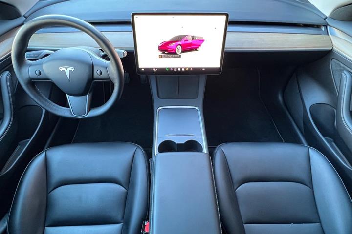 Grå Tesla Model 3 fra 2022