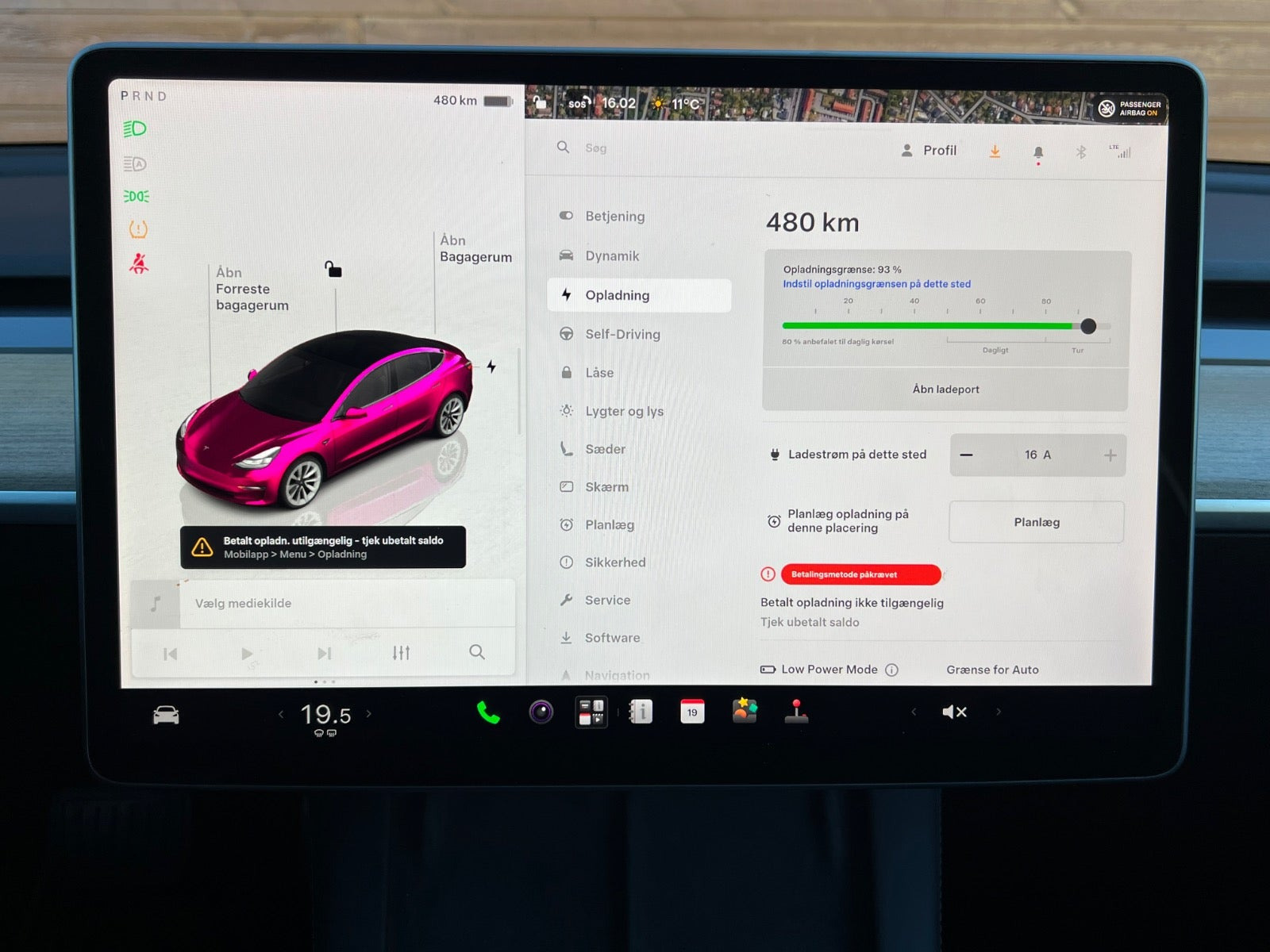 Grå Tesla Model 3 fra 2022