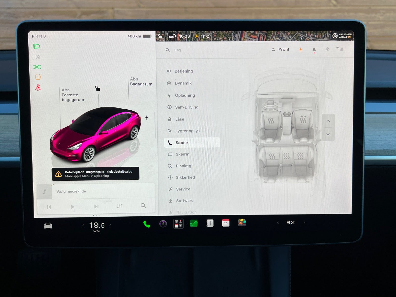 Grå Tesla Model 3 fra 2022