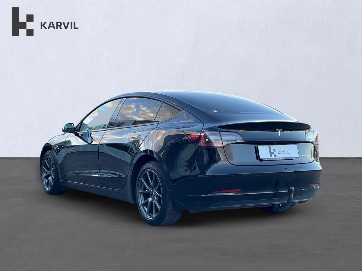 Sort Tesla Model 3 fra 2021