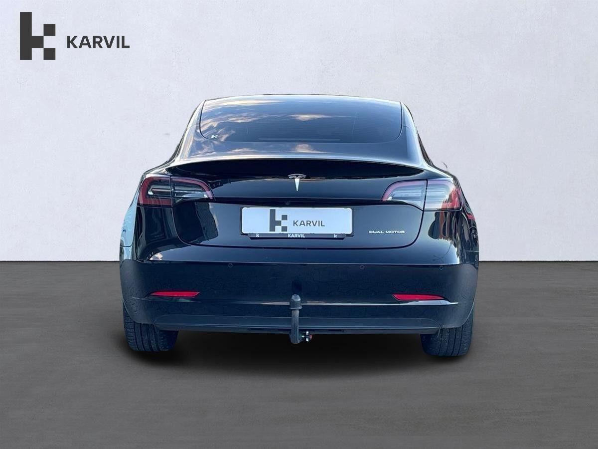 Sort Tesla Model 3 fra 2021