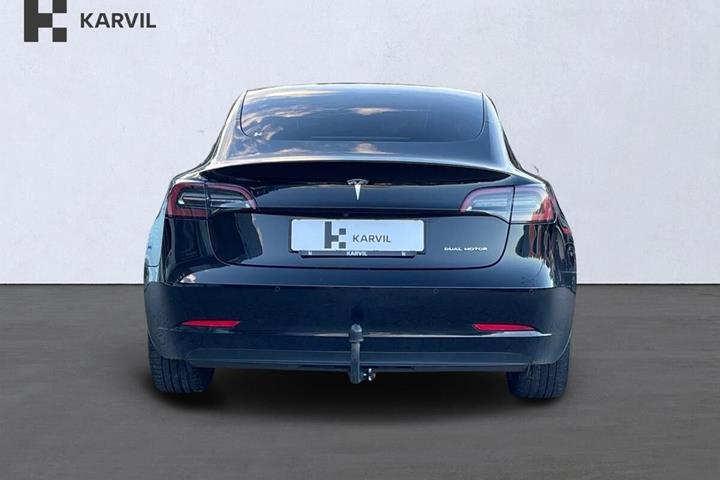 Sort Tesla Model 3 fra 2021