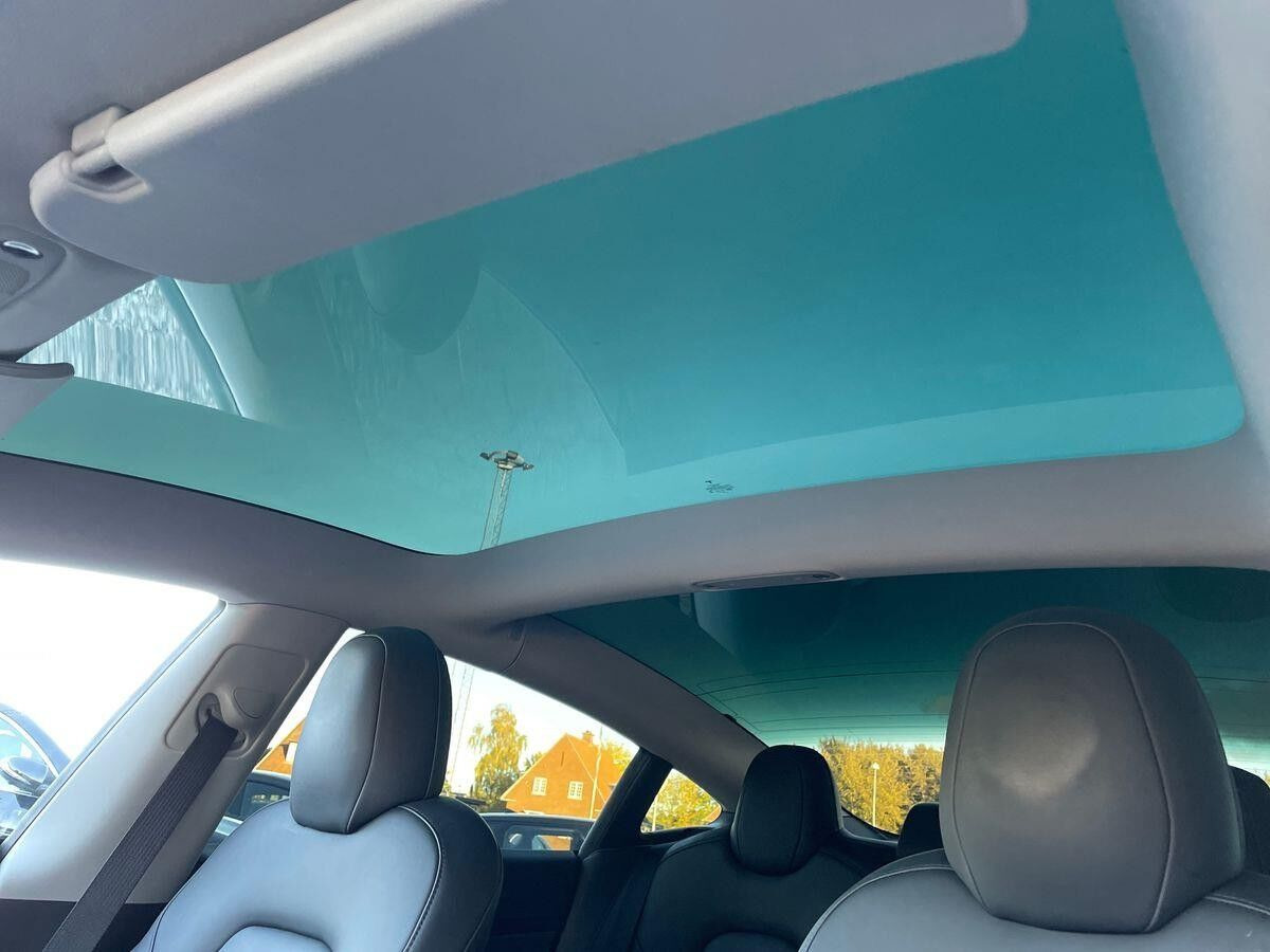 Sort Tesla Model 3 fra 2021
