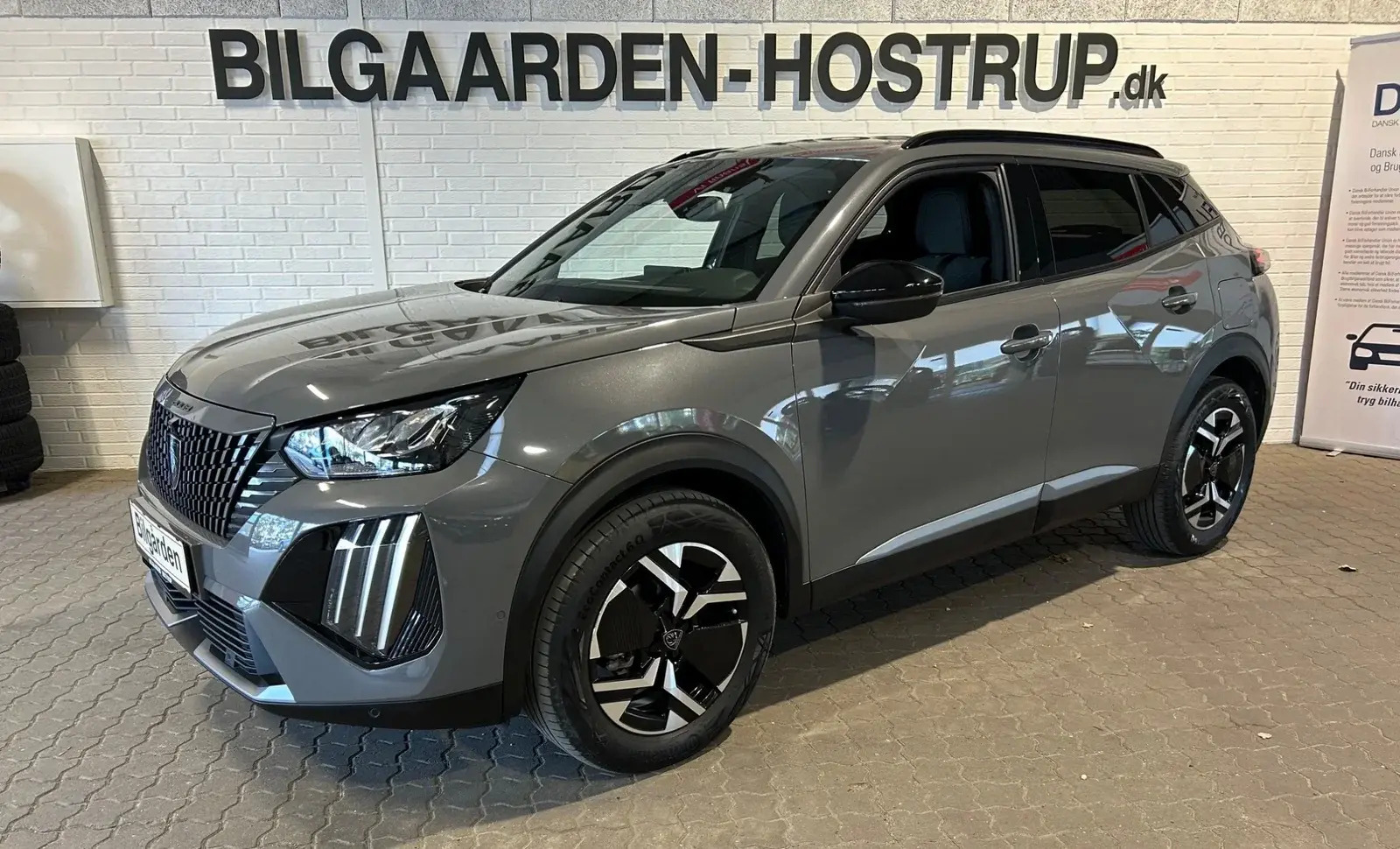 Grå Peugeot 2008 fra 2024