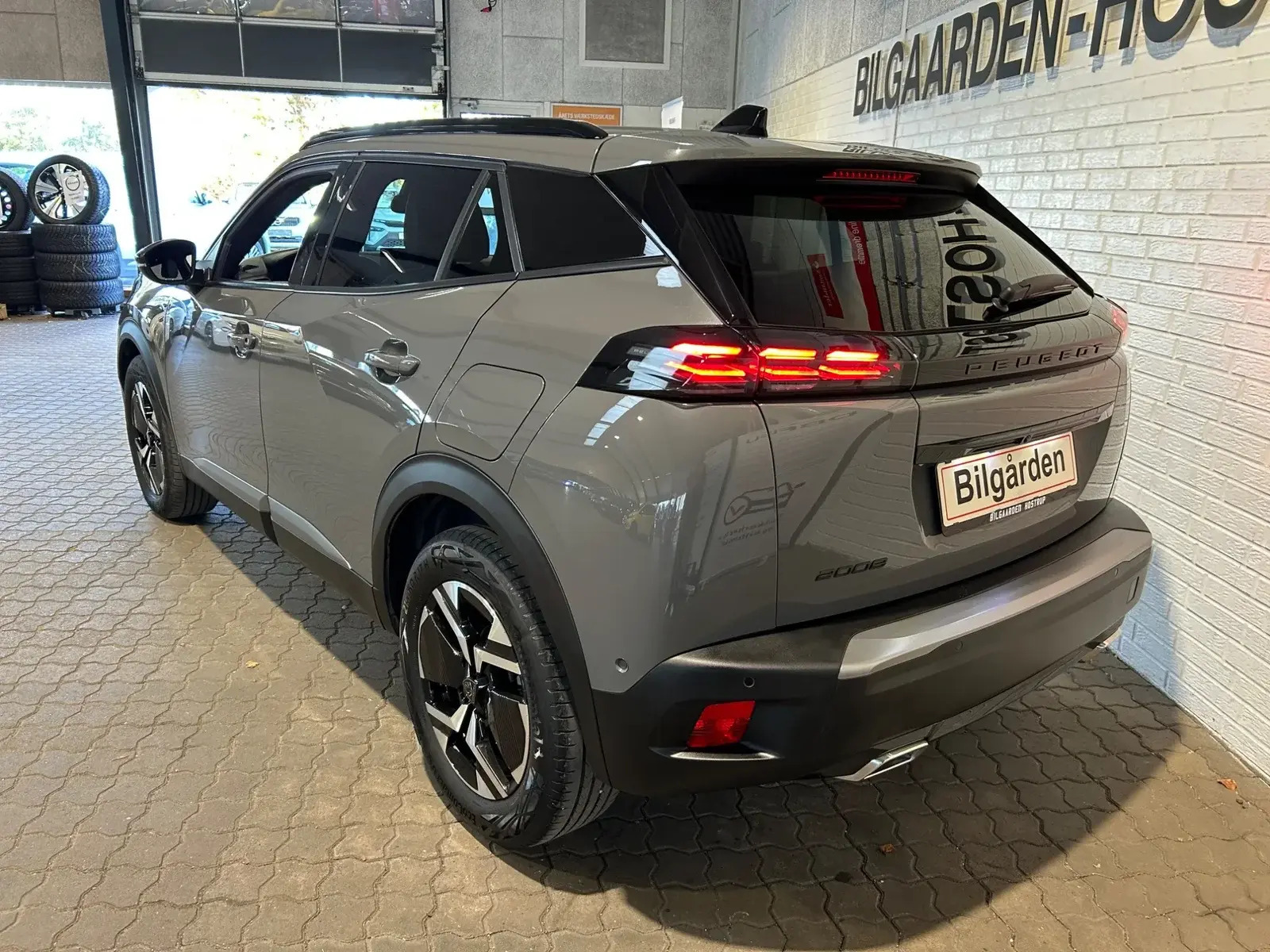 Grå Peugeot 2008 fra 2024