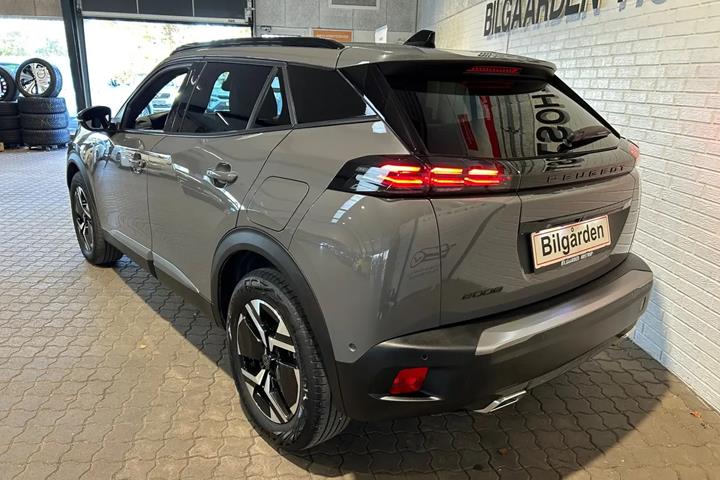 Grå Peugeot 2008 fra 2024