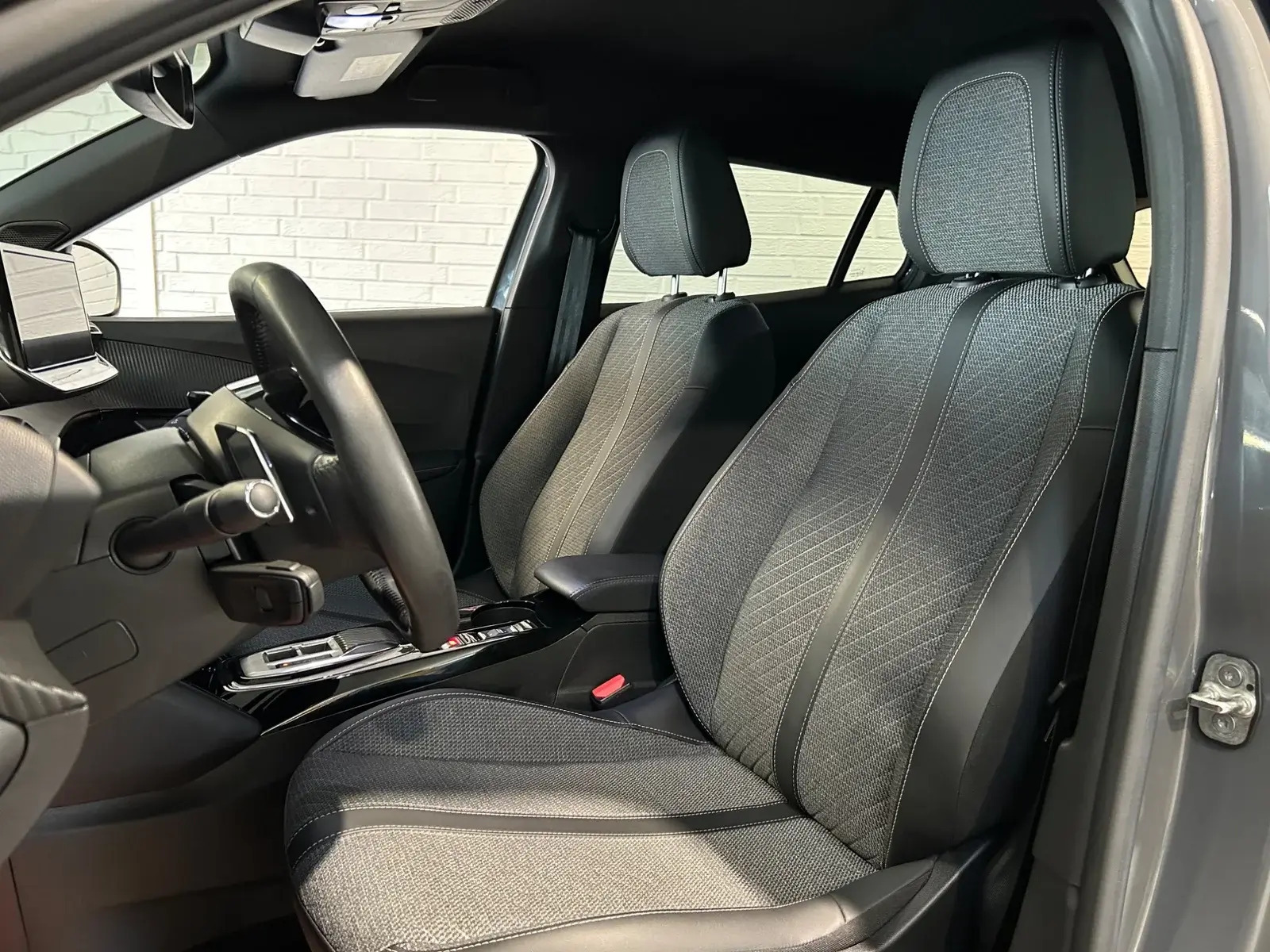 Grå Peugeot 2008 fra 2024