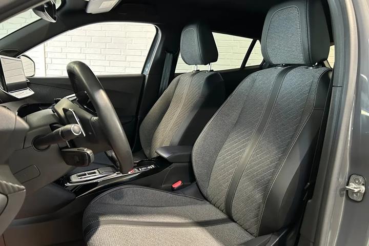 Grå Peugeot 2008 fra 2024