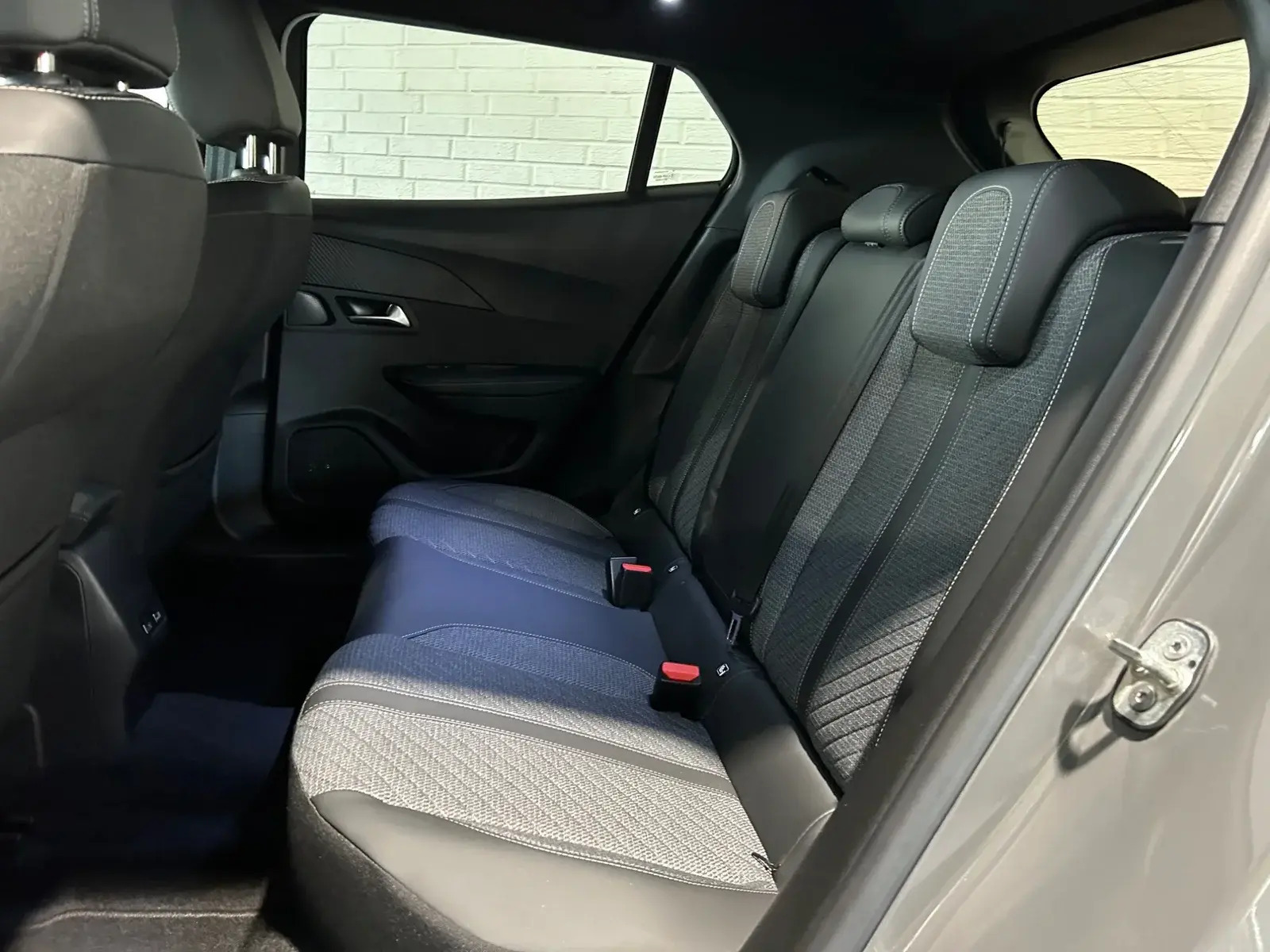 Grå Peugeot 2008 fra 2024