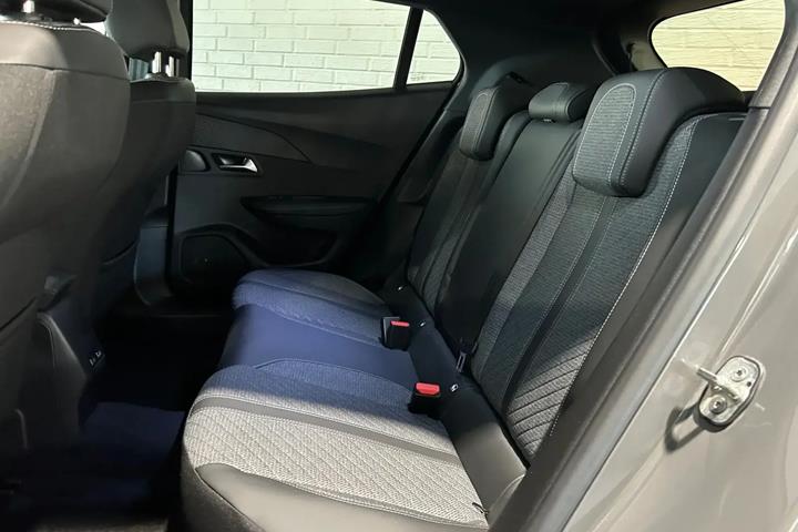 Grå Peugeot 2008 fra 2024