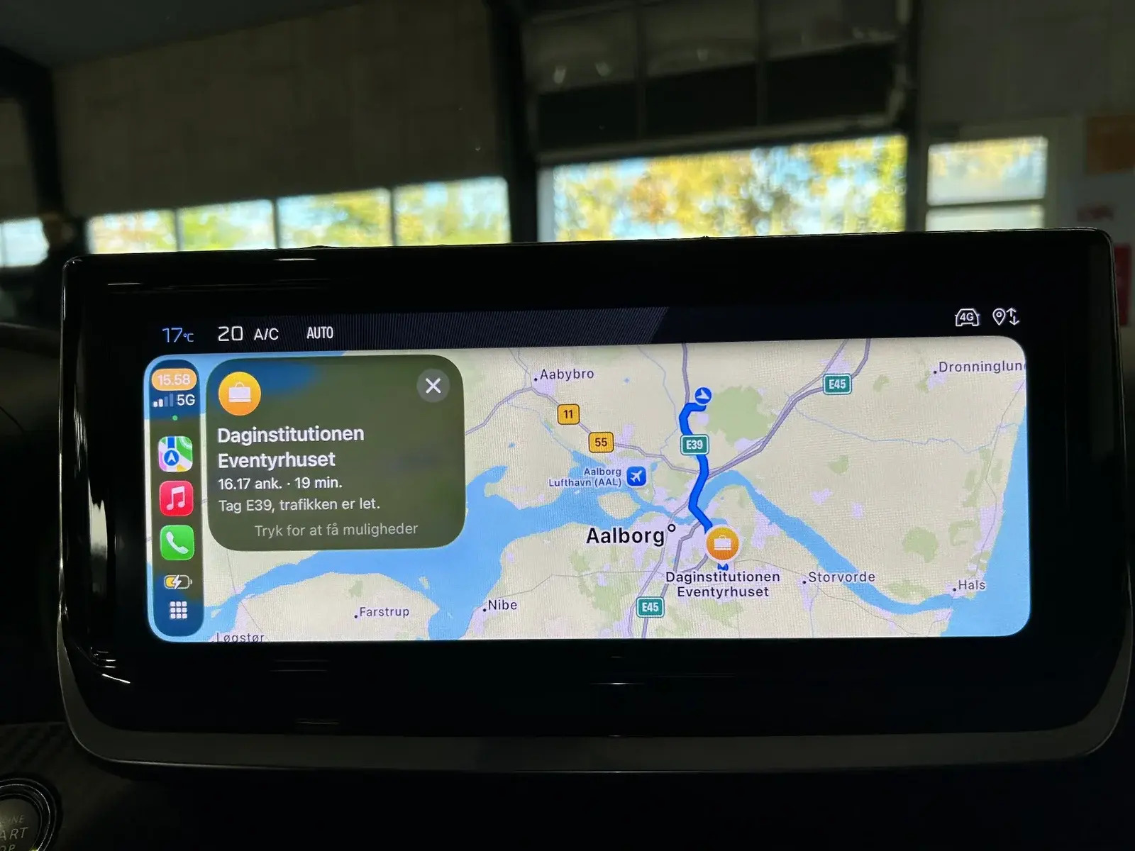 Grå Peugeot 2008 fra 2024