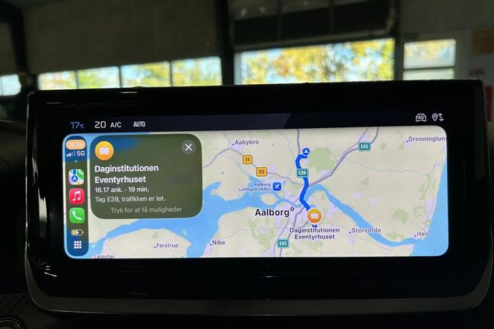 Grå Peugeot 2008 fra 2024