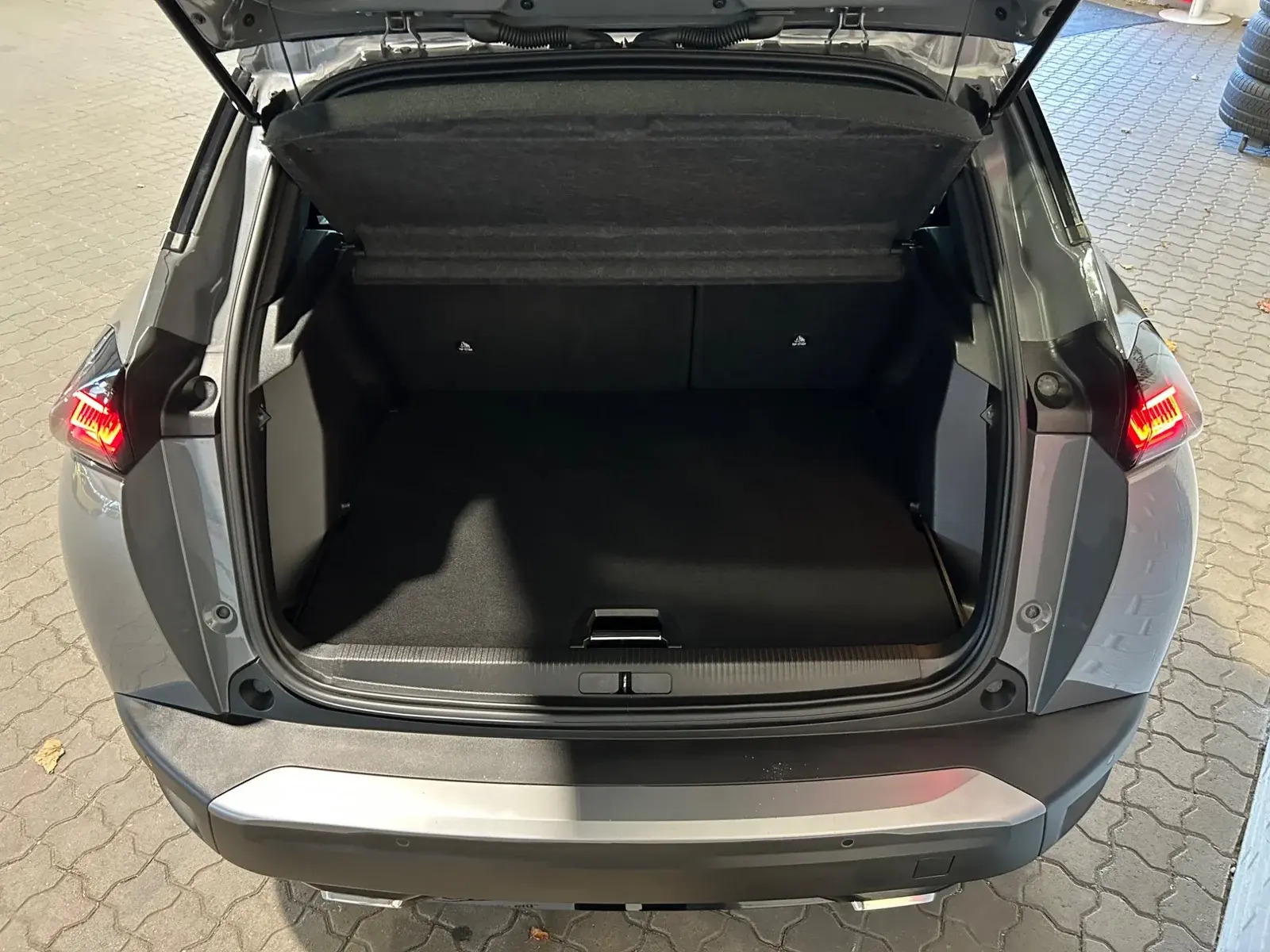Grå Peugeot 2008 fra 2024