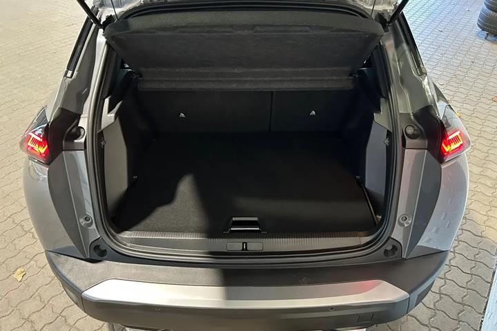 Grå Peugeot 2008 fra 2024
