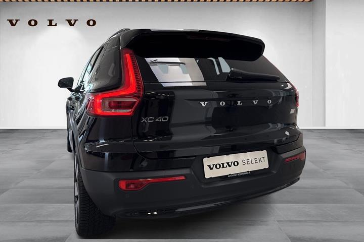 Sort Volvo XC40 fra 2024
