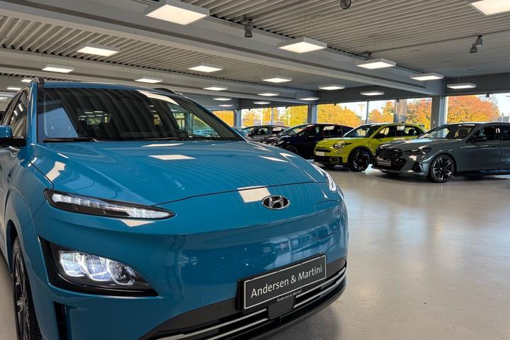 Blå Hyundai Kona fra 2023