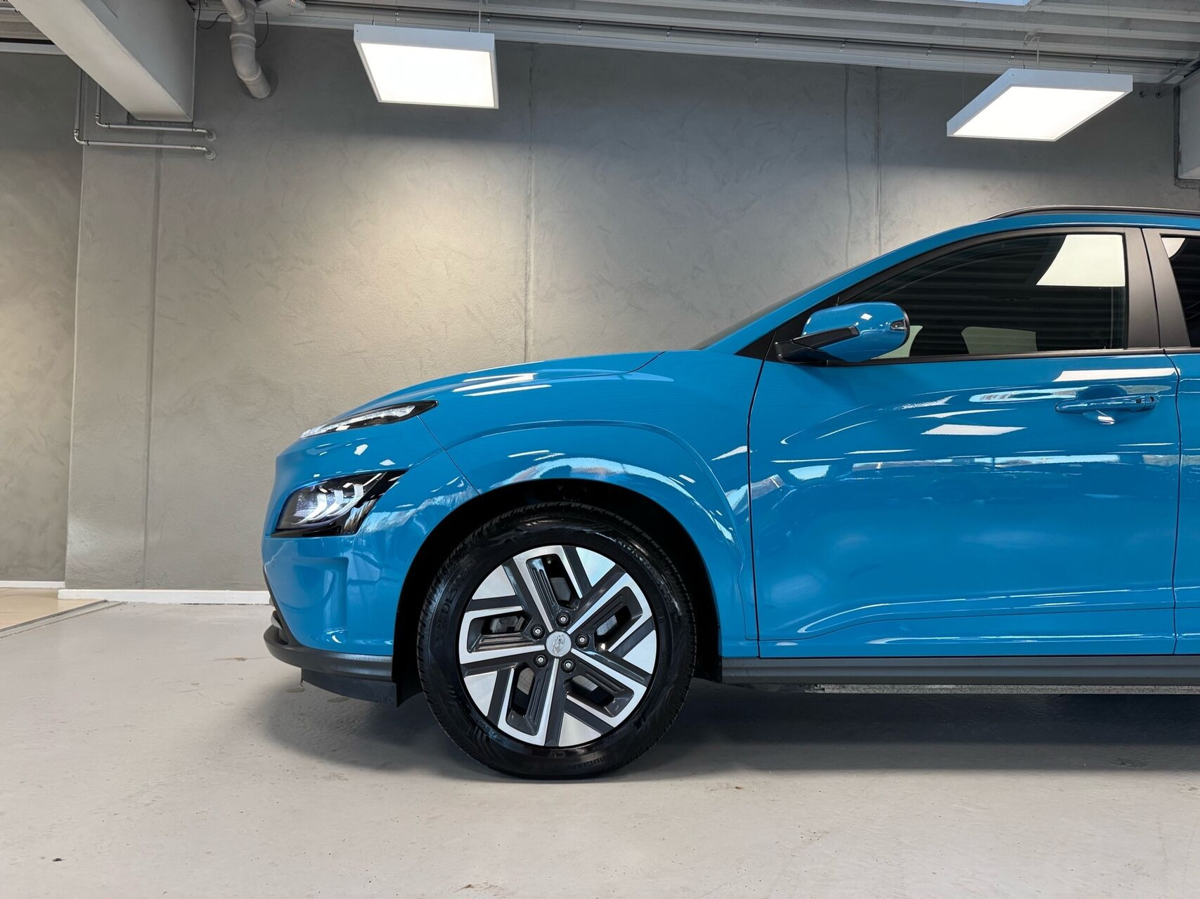 Blå Hyundai Kona fra 2023