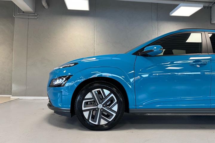 Blå Hyundai Kona fra 2023