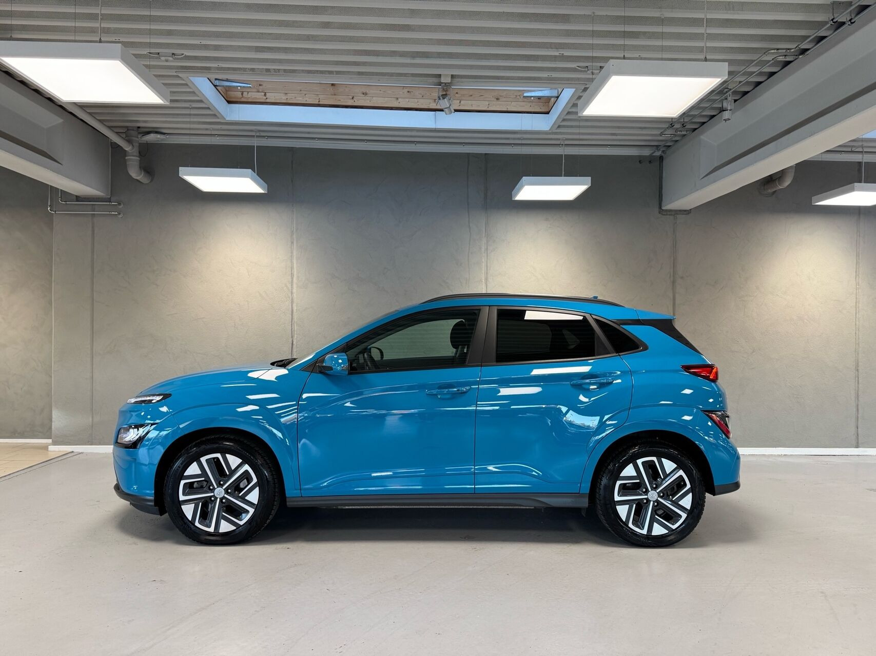 Blå Hyundai Kona fra 2023