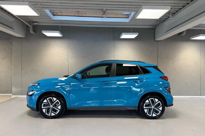 Blå Hyundai Kona fra 2023