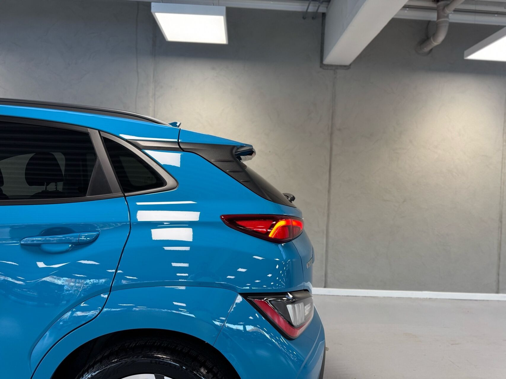 Blå Hyundai Kona fra 2023