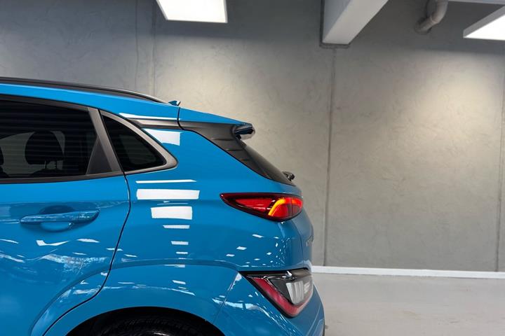 Blå Hyundai Kona fra 2023